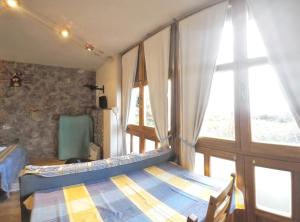 1 dormitorio con cama y ventana grande en One bedroom apartement with furnished terrace and wifi at Llanes 3 km away from the beach, en Llanes