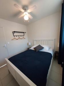 Ένα ή περισσότερα κρεβάτια σε δωμάτιο στο Chalet dans résidence de vacances, 3 chambres, piscines, jacuzzi, au bord du lac +22 φωτογραφίες