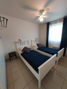 Ένα ή περισσότερα κρεβάτια σε δωμάτιο στο Chalet dans résidence de vacances, 3 chambres, piscines, jacuzzi, au bord du lac