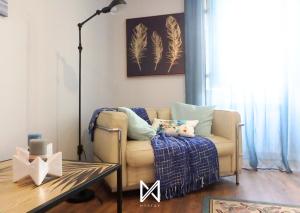 a living room with a couch and a lamp at MyStay - Casa de Tent'tugal in Montemor-o-Velho