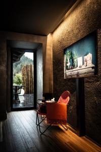 sala de estar con mesa y chimenea en Les Pardines 1819 Mountain suites & SPA en Encamp