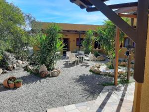 アギラスにあるCasa de Galindoの中庭(テーブル、椅子、植物付)