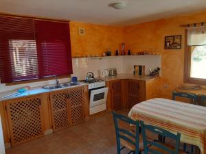 アギラスにあるCasa de Galindoのキッチン(シンク、コンロ、テーブル付) +11枚の写真