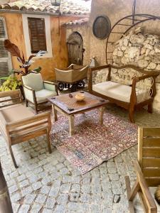 uma sala de estar com mobiliário, uma mesa e um carrinho de bebé em La Bouscatière em Moustiers-Sainte-Marie