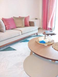 - un salon avec un canapé et une table dans l'établissement One bedroom apartement with sea view shared pool and balcony at Hergla, à Harqalah