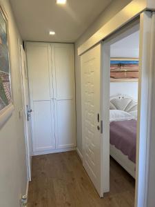 1 dormitorio con 1 cama y puerta corredera en Luxury apartment in Hotel en Makarska