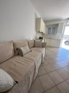 uma sala de estar com um sofá e uma cozinha em IFESTIA HOUSE em Agia Paraskevi