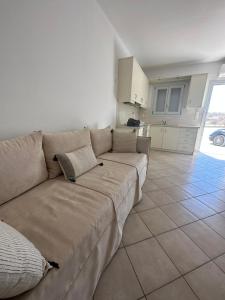 un salon avec un canapé et une cuisine dans l'établissement IFESTIA HOUSE, à Agia Paraskevi 14 autres photos