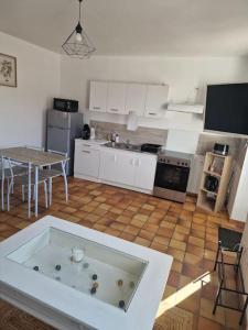 DoudevilleにあるMaison de villeのキッチン(中央に大きなバスタブ付) +4枚の写真