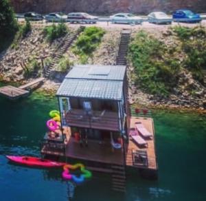 a small house in the middle of the water at Splav Rio in Aluga +4 photos