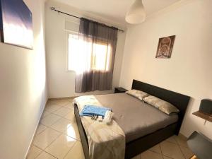 - une petite chambre avec un lit et une fenêtre dans l'établissement Oasis spacieux proche de la plage, à Oued Laou