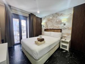 sypialnia z łóżkiem z pluszowym misiem w obiekcie Boutique Princesa w Marbelli