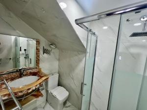 łazienka z umywalką i prysznicem w obiekcie Boutique Princesa w Marbelli +37 zdjęć