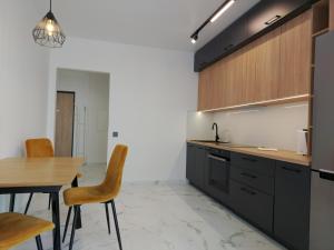 Kuchyň nebo kuchyňský kout v ubytování ЖК Київскай + 11 fotografií