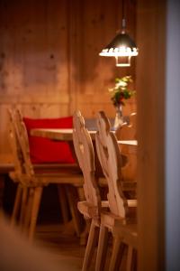 a dining room table with two chairs and a lamp at Zin Senfter Residence in San Candido
