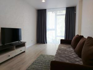 TV a/nebo společenská místnost v ubytování ЖК Київскай
