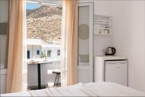 a bedroom with a bed and a view of a mountain at Porte Accommodation in Kamares