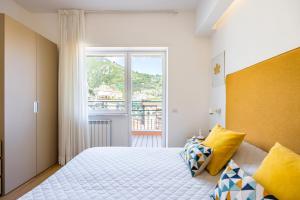 een slaapkamer met een bed en een groot raam bij Le Terrazze di Santa Tecla in Maiori