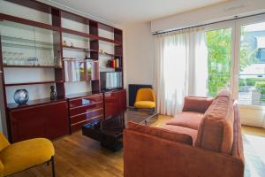 a living room with a couch and a table at -ERNEST-Maison avec jardin a 200m des plages in Concarneau