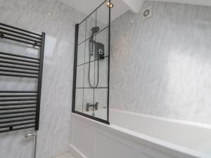 ウィットビーにあるEllerby Lane Houseのバスルーム(ガラス張りのシャワー付)が備わります。 +20枚の写真