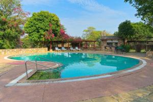 キーコロックにあるMuthu Keekorok Lodge, Maasai Mara, Narokの庭の青い水のスイミングプール