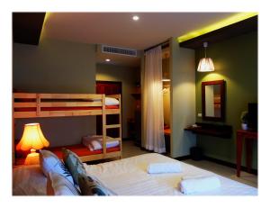 Łóżko lub łóżka piętrowe w pokoju w obiekcie Cha-am Country Home