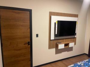 Μια τηλεόραση ή/και κέντρο ψυχαγωγίας στο Luxury Apartment near Fidel Anze