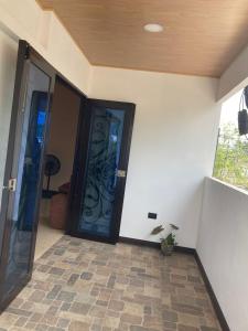 a room with glass doors and a tile floor at Vacacional Abril in Juayúa