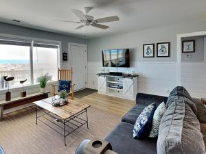 TV a/nebo společenská místnost v ubytování Sea Paradise Cottage