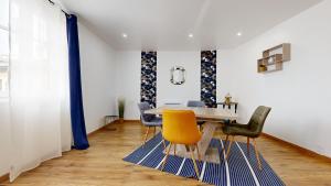 a dining room with a table and chairs at Cosy et Chic Centre Ville in Tulle