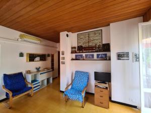 A television and/or entertainment centre at Verde Mare Aptm - Rooftop Terrace - near sea- A.C.