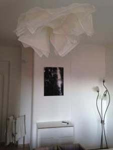 un trozo de papel colgando del techo en Apartment Ba&Mi, en Palermo