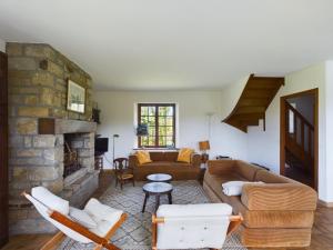 Una sala de estar con un sofá y una chimenea. en -BAYA- Authentique & familiale a l Anse de Rospico, en Névez