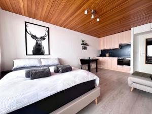 莱克斯Studio mit See- und Bergblick的卧室配有一张挂着鹿图的床铺。