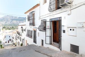 アルテアにあるCasa Raúl en Casco Antiguo de Altea by Veroの白い建物