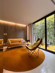 a living room with a couch and a chair at Escala83 Apartamentos in Mendoza