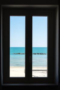 ein Fenster mit Strandblick. in der Unterkunft Appartamento sul mare in Francavilla al Mare