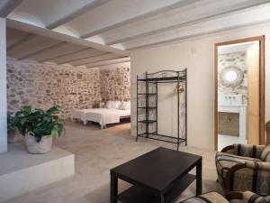 アルテアにあるCasa Raúl en Casco Antiguo de Altea by Veroのベッドとテーブルのあるリビングルーム