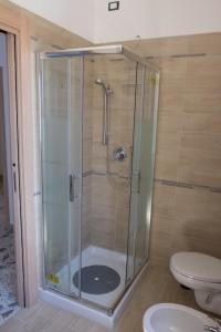 eine Duschkabine im Bad mit WC in der Unterkunft Appartamento sul mare in Francavilla al Mare