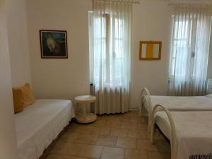 een slaapkamer met twee bedden en een tafel erin bij Appartamento Basuetta alle Cinque Terre con AC in Monterosso al Mare +26 foto's