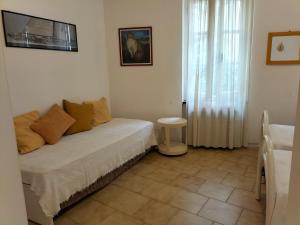 een kamer met een bed, een tafel en een raam bij Appartamento Basuetta alle Cinque Terre con AC in Monterosso al Mare