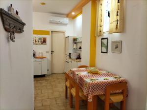 una cucina e una sala da pranzo con tavolo e sedie di Appartamento Basuetta alle Cinque Terre con AC a Monterosso al Mare