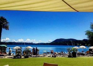 a view of a lake with a group of people at Appartamento Relax Libellula in Cadrezzate