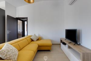 Televisyen dan/atau pusat hiburan di Mandarin Apartment 6
