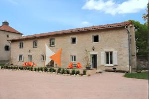 ein Gebäude mit orangefarbenen Flaggen davor in der Unterkunft Appartement d'une chambre avec terrasse amenagee et wifi a Saint Genes du Retz in Saint-Genès-du-Retz