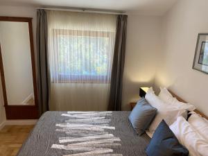 En eller flere senge i et værelse på Apartmani Bianca