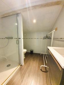 a bathroom with a shower and a sink and a toilet at DUNES - Villa Patio Avec Jardin - proche Plage de la Gravière in Soorts-Hossegor +26 photos