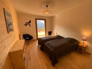 Un dormitorio con una cama y una estatua de un caballo en la pared. en Perle de Savoie A203, en Châtel