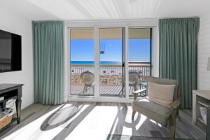 un soggiorno con vista sull'oceano di Beautiful Updated Pelican Beach Unit!!! a Destin