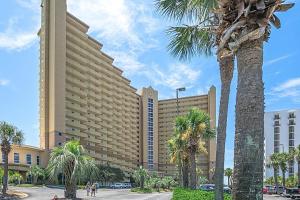 un grande edificio con palme di fronte di Beautiful Updated Pelican Beach Unit!!! a Destin